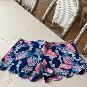 Lilly Pulitzer Tropical Scalloped Shorts in Navy and Pink Excellent Condition